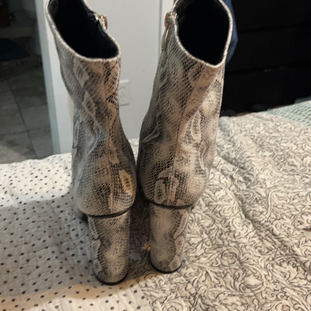 Heeled boots. - Picture 3 of 5